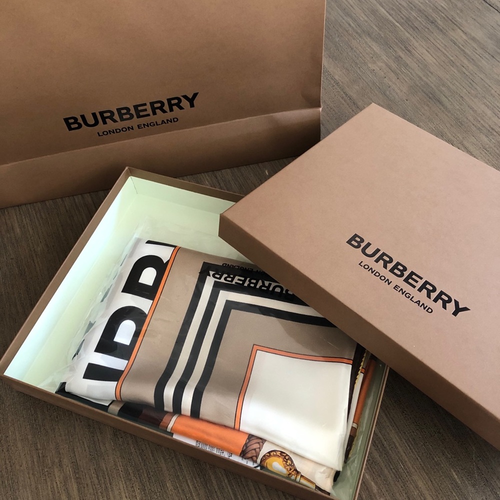 Burberry Scarf - Picture 5 of 6